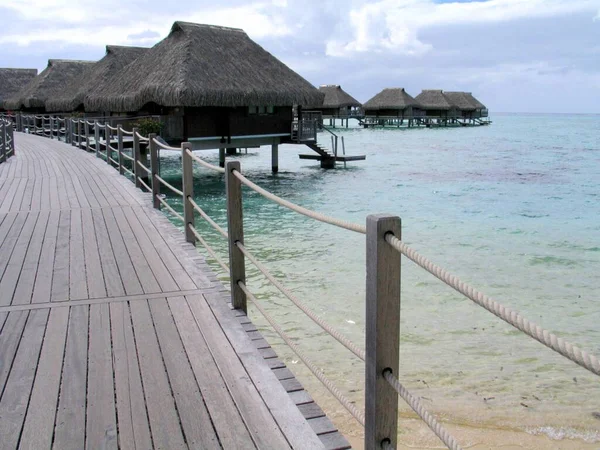 Camino Madera Sobre Agua Con Cabañas Bora Bora Polinesia Francesa — Foto de Stock