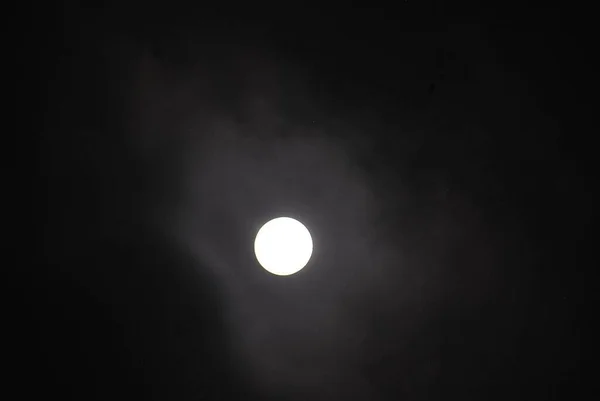 Gece Gökyüzünde Parlak Bir Ayın Güzel Bir Görüntüsü — Stok fotoğraf