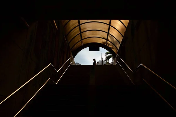 Hombre Parado Parte Superior Escalera Subterránea Del Metro Malasia — Foto de Stock