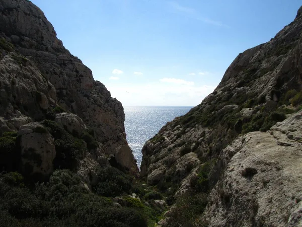 大海岸岩石之间的海洋景观 — 图库照片