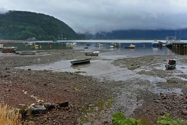 Una Bella Foto Delle Piccole Barche Sulla Riva Lago Con — Foto Stock