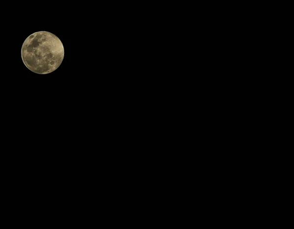 夜空中一颗美丽的月亮的特写 — 图库照片