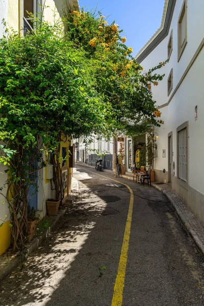 Colpo Verticale Una Strada Stretta Tavira Algarve Portogallo — Foto Stock
