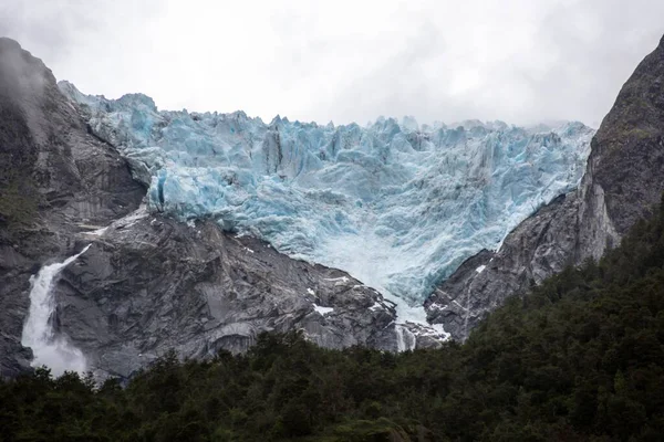 Fascinante Vista Las Montañas Rocosas Con Una Cascada —  Fotos de Stock