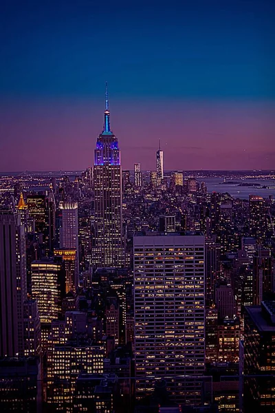 Eine Vertikale Hochwinkelaufnahme Der Beleuchteten Wolkenkratzer Der Megapolis Bei Nacht — Stockfoto