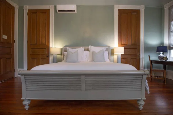 Ένα Υπνοδωμάτιο King Size Κρεβάτι Και Λευκά Σεντόνια Μέσα Ένα — Φωτογραφία Αρχείου