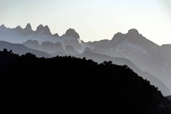 Vue Fascinante Sur Les Silhouettes Des Montagnes Couvertes Arbres Neige — Photo