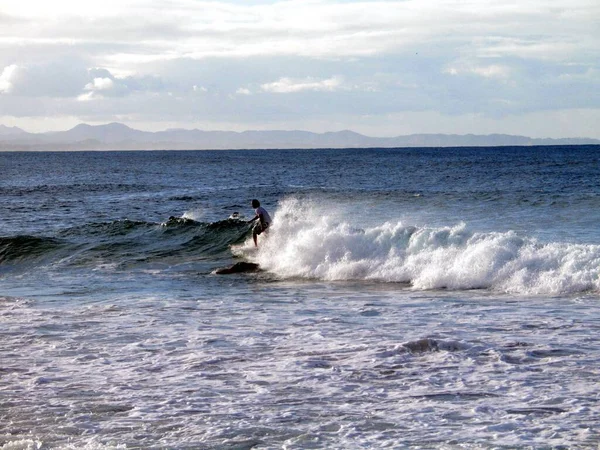 Uma Pessoa Surfar Byron Bay Austrália — Fotografia de Stock