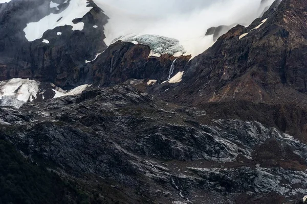 雪に覆われた崖の魅惑的な景色 背景に最適です — ストック写真