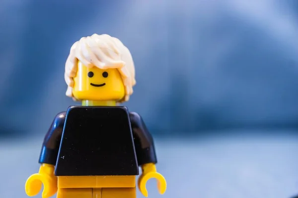 Poznan Polónia Mar 2020 Lego Sorridente Figura Homem Com Muito — Fotografia de Stock