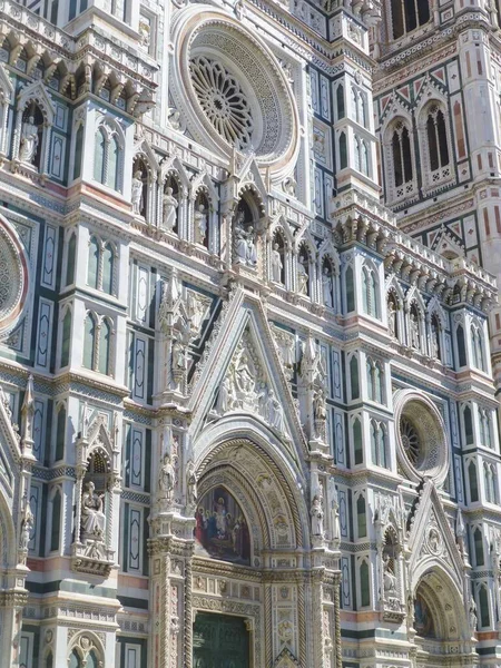 イタリア フィレンツェのフィレンツェ大聖堂の垂直ショット — ストック写真