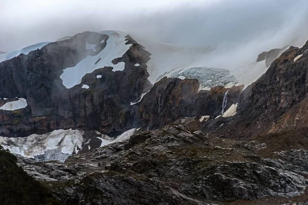 Захватывающий Вид Скалу Покрытую Снегом Идеально Подходит Заднего Плана — стоковое фото