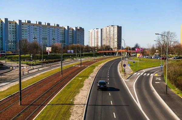 Poznan ポーランド 2020年3月24日 バックグラウンドで車やアパートの建物を運転してZegze道路 — ストック写真