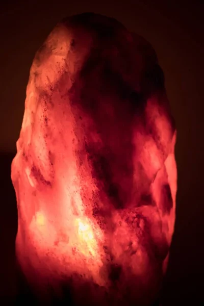 Eine Vertikale Nahaufnahme Einer Roten Salzlampe Auf Dunklem Hintergrund Perfekt — Stockfoto