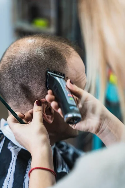 Pionowe Zbliżenie Kobiety Obcinającej Męskie Włosy Fryzjera — Zdjęcie stockowe
