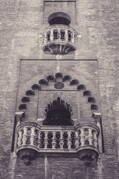 西班牙一座历史建筑漂亮阳台的垂直照片 — 图库照片