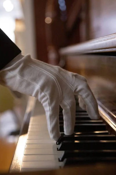 Spela Traditionellt Piano Med Vita Handskar — Stockfoto