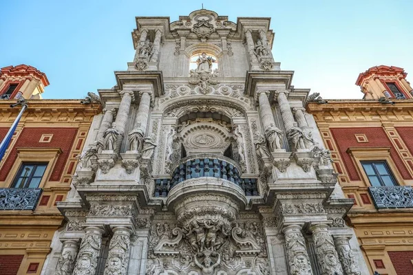西班牙塞维利亚著名的圣特尔莫宫的一张低角度照片 — 图库照片