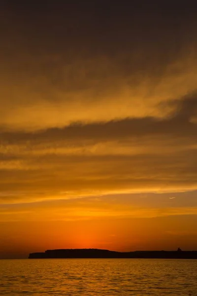 Солнце Горизонтом Оранжевый Слой Послесвечения Перистые Облака Сияющие Над Морем — стоковое фото