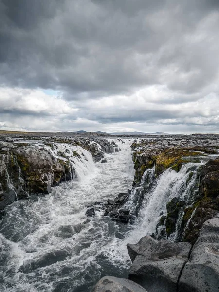 在灰蒙蒙的天空下 冰岛一条长长的冰冷奔流的河流 — 图库照片