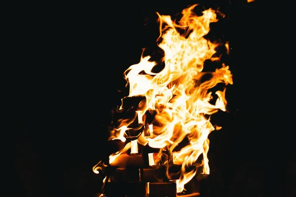 Nahaufnahme Eines Nächtlichen Lagerfeuers — Stockfoto