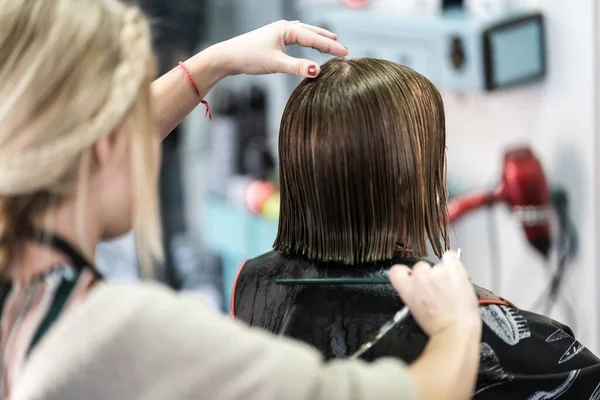 Gros Plan Vertical Coiffeur Coupant Les Cheveux Courts Une Femme — Photo