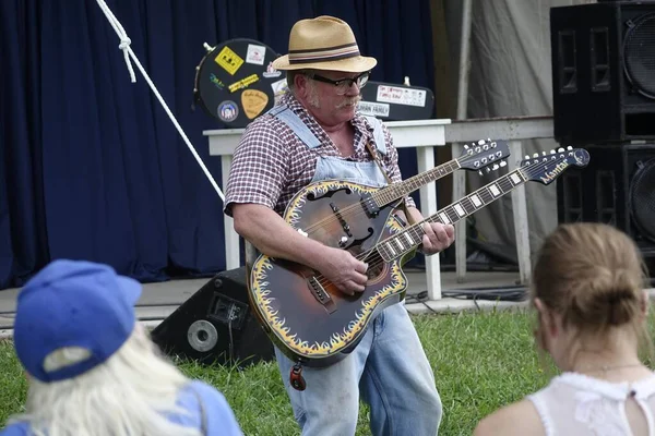 Sedalia 2019年8月9日 ミズーリ州フェアでギターとマンドリンを演奏するブルーグラスミュージシャン — ストック写真