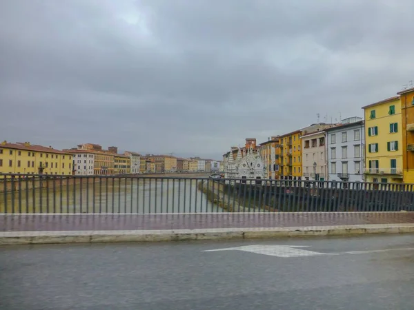 Canal Medio Edificios Bajo Cielo Nublado Pisa Italia — Foto de Stock