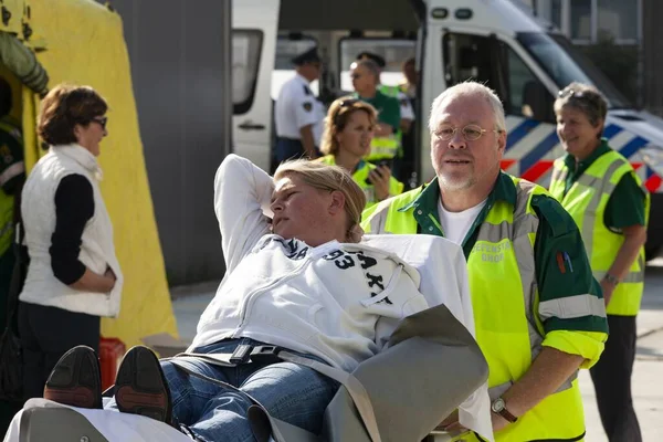 Amsterdam Niederlande September 2011 Sanitäter Mit Weiblichem Opfer Auf Einer — Stockfoto