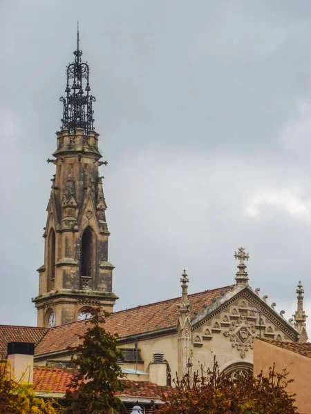 西班牙巴塞罗那一座尖塔的垂直镜头 — 图库照片