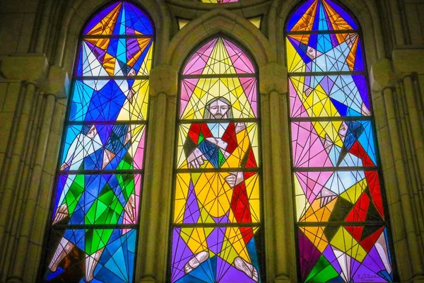 西班牙一座大教堂的彩色玻璃窗户上挂着基督教的圣像 — 图库照片