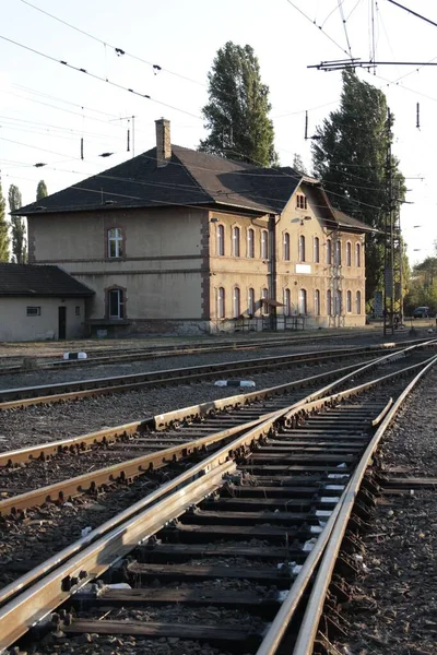 Tiro Vertical Trilhos Trem Passando Lado Edifício — Fotografia de Stock