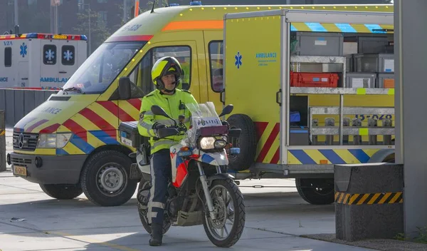 Amsterdam Países Bajos Septiembre 2011 Motociclista Policía Con Ambulancia Fondo —  Fotos de Stock