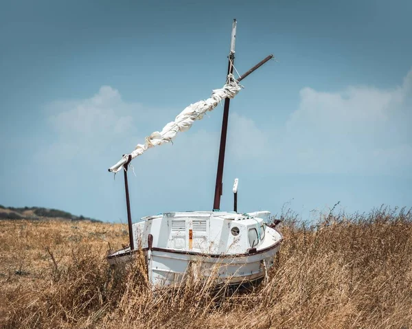 Weißes Segelboot Steckt Auf Einem Weizenfeld Fest — Stockfoto