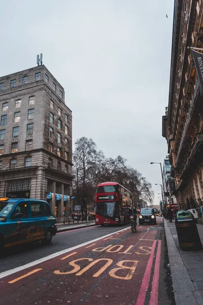 ロンドン イギリス 2019年3月1日 象徴的な赤いロンドンの2階建てバスは ウェストミンスター市内の路上で人々を輸送します — ストック写真