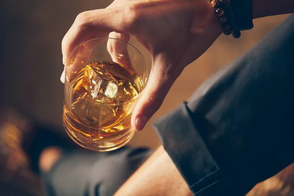 Eine Großaufnahme Von Einem Mann Der Ein Glas Whiskey Der — Stockfoto