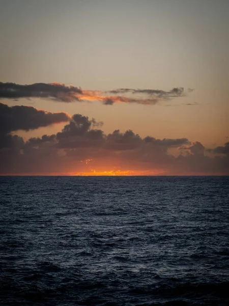 Ein Ruhiger Ozean Mit Einem Schönen Wolkenverhangenen Sonnenuntergang Horizont — Stockfoto