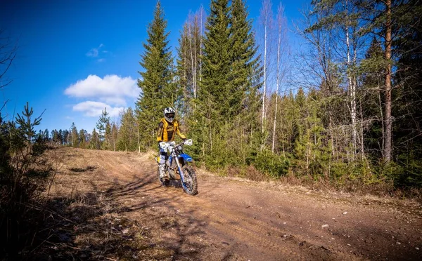 Munkfors Suécia Mar 2020 Jovem Monta Motocross Trilha Através Floresta — Fotografia de Stock
