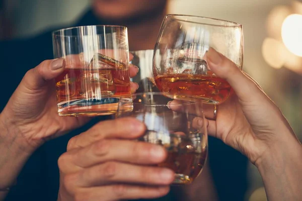 Gros Plan Nombreuses Personnes Cliquetis Verres Avec Alcool Toast — Photo