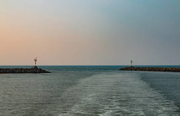 Uma Bela Paisagem Docas Rochosas Meio Mar — Fotografia de Stock