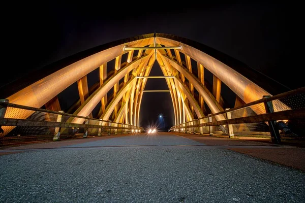Sneek オランダ 2020年3月6日 Sneek オランダ 2020年9月 湾曲した木製の梁で作られたスパンを持つ橋の垂直方向のビュー トラフィックなし — ストック写真