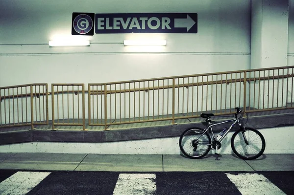 Charles United States Jan 2014 Photo Bicycle Elevator Sign Stair — 스톡 사진