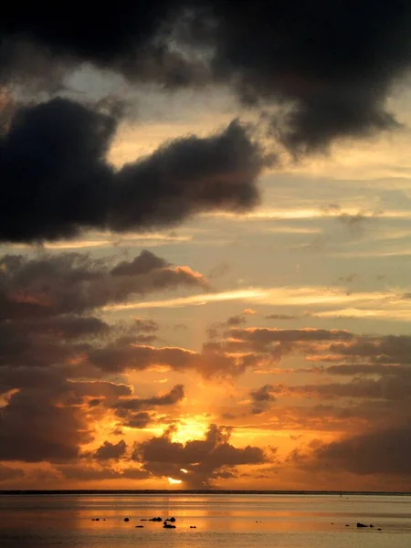 Вертикальный Снимок Моря Солнцем Облаками Вдалеке — стоковое фото