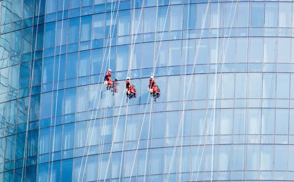 Una Vista Los Trabajadores Limpiando Edificio Gran Altura — Foto de Stock