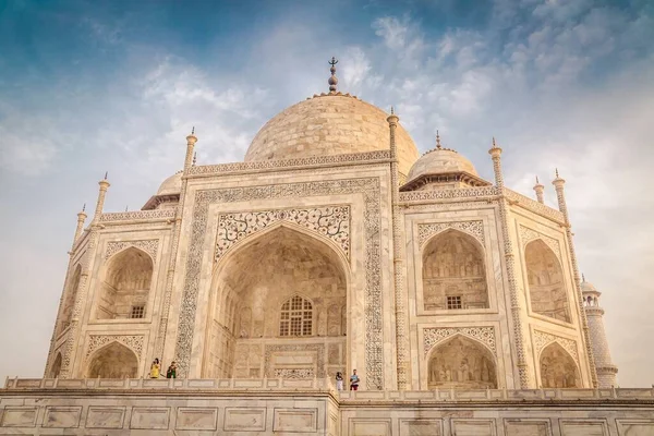 Agra Hindistan Bulutlu Bir Gökyüzünün Altındaki Taj Mahal Binasının Güzel — Stok fotoğraf