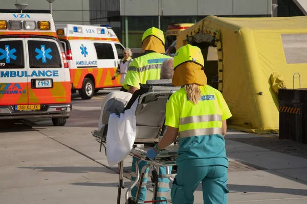 オランダ アムステルダム 2011年9月24日 担架上の患者と救急車の医療スタッフ — ストック写真