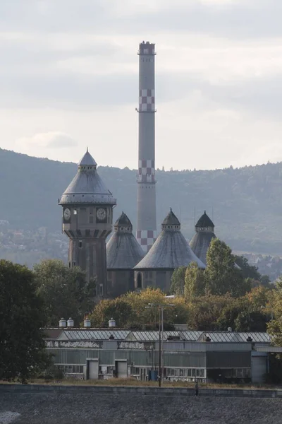 Eine Vertikale Aufnahme Einer Gasfabrik Budapest Umgeben Von Bäumen — Stockfoto
