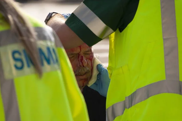 オランダアムステルダム 2011年9月24日 頭部外傷を負った男性が救急車から医療を受ける — ストック写真