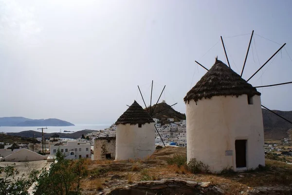 Les Vieux Moulins Vent Sur Île Grecque Ios Avec Village — Photo