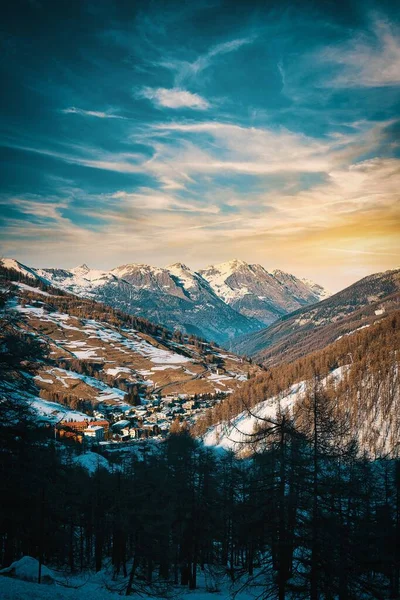 Vertikální Obraz Skalnatých Hor Pokrytých Lesy Sněhem Pod Slunečním Svitem — Stock fotografie